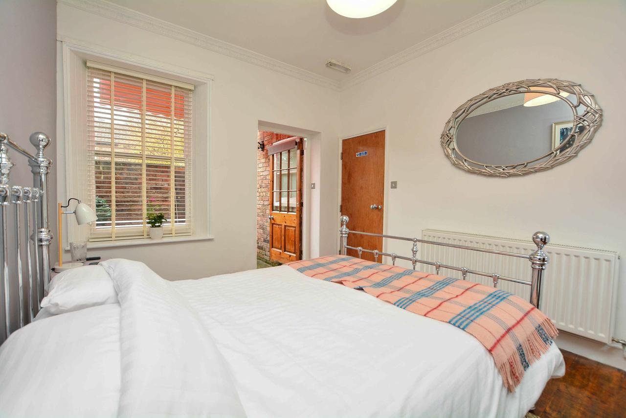 The Location- 1 Free Private Parking Space - 60 Second Walk 2 Minster! York Bagian luar foto